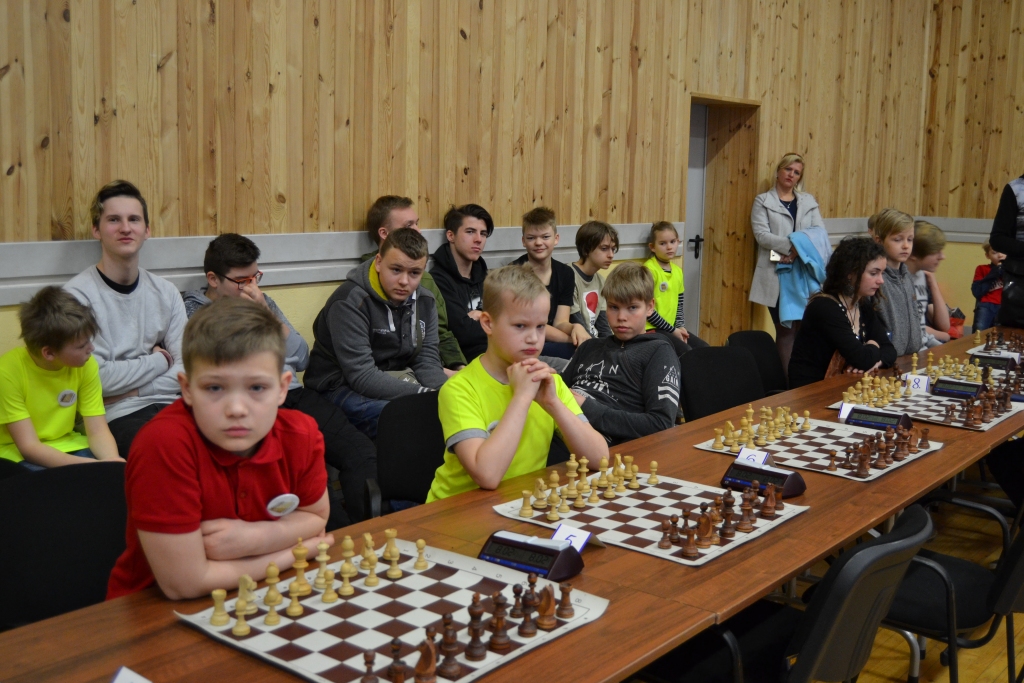 FOTO: Jaunie šahisti spēkojas starpnovadu skolēnu sporta spēlēs 