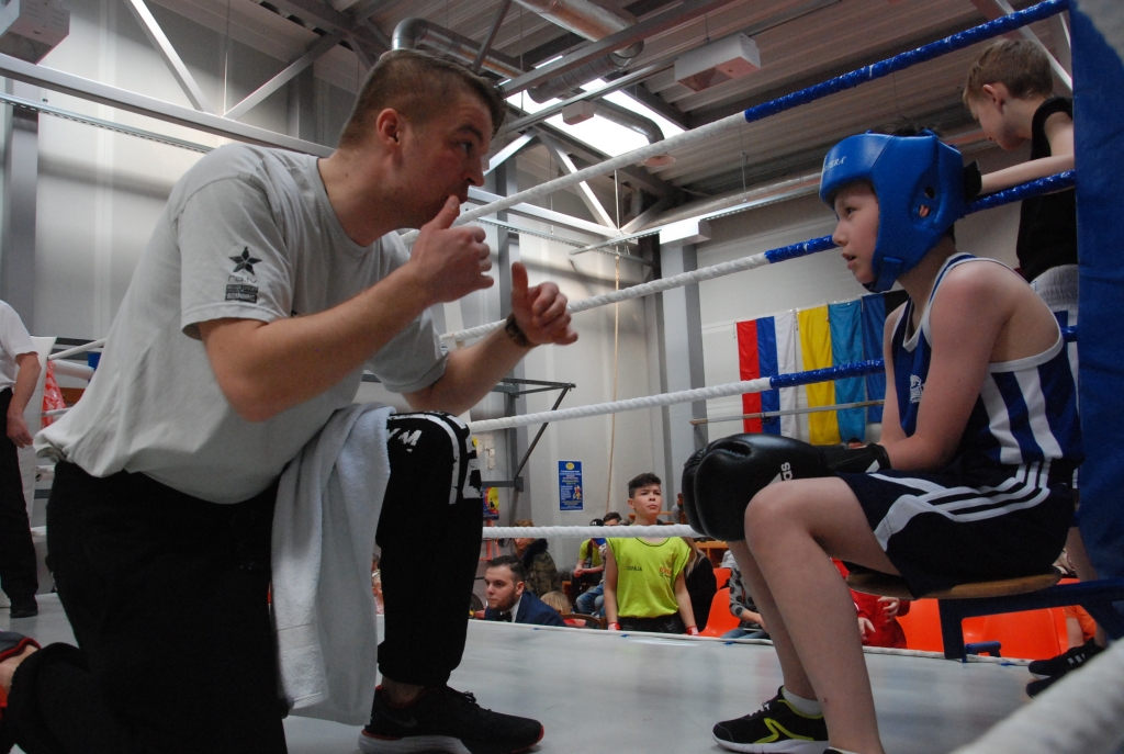 FOTO: Bokseri no piecām valstīm cīnās par Liepājas čempiona tituliem