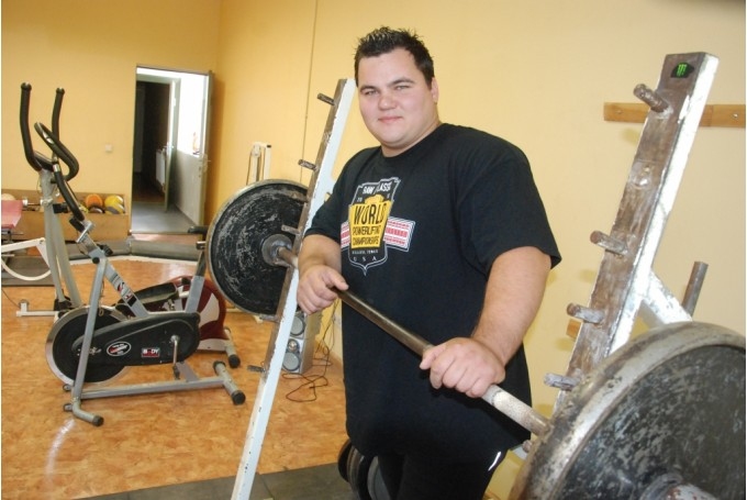 Noskaidros Aizputes novada čempionus svara stieņa spiešanā guļus