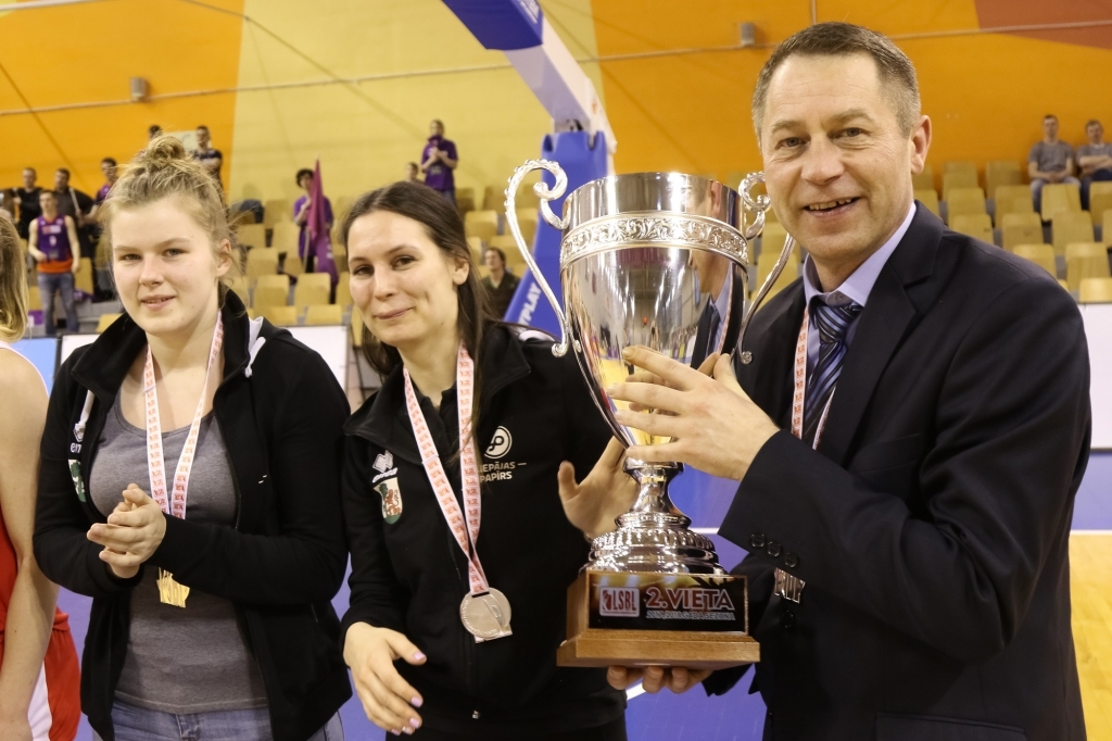 FOTO: "Liepājas papīra/LSSS" basketbolistes kļūst par Latvijas vicečempionēm 