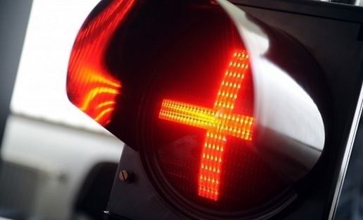 Kā autovadītājam jāreaģē, ja luksoforā redzams papildu signāls?