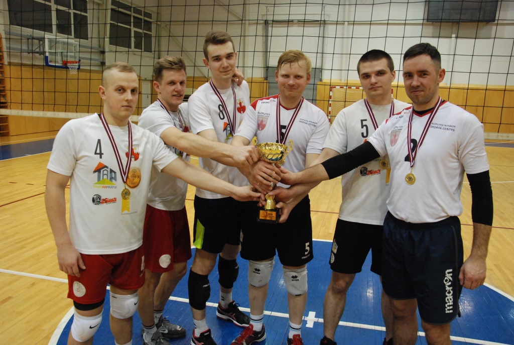 Volejbolisti sadala čempionāta godalgas