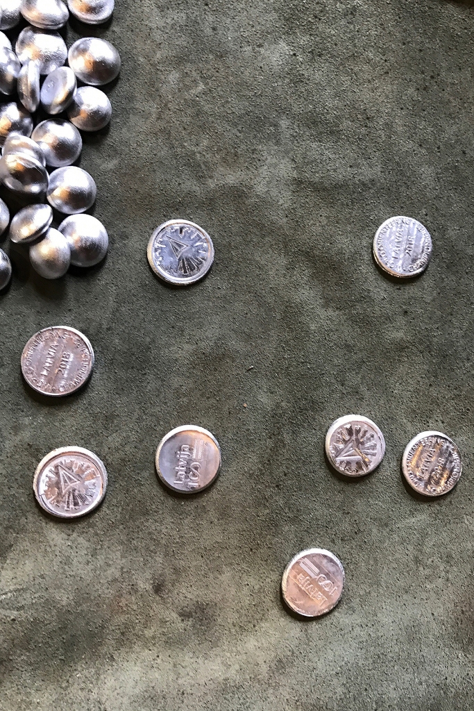 FOTO: Turaidā izkaltas Latvijā gaidāmā pasaules čempionāta orientēšanās sportā piemiņas monētas