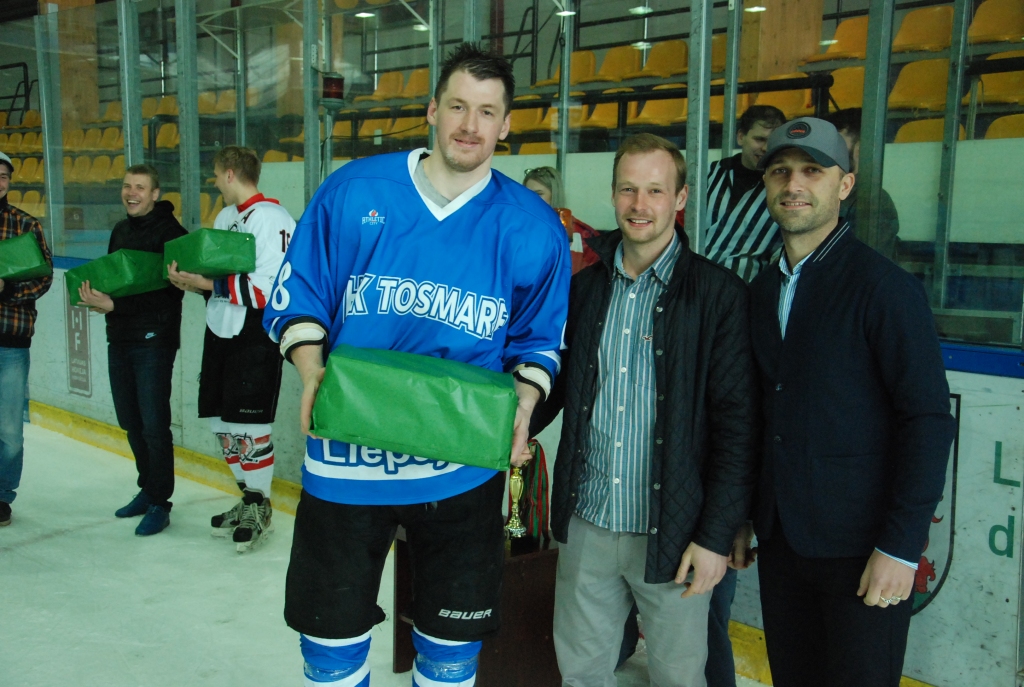 FOTO: Apbalvo Liepājas hokeja čempionāta uzvarētājus