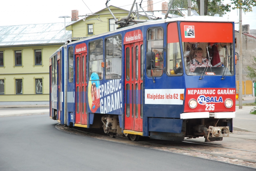 No tramvaja izgrūž desmit gadus vecu zēnu