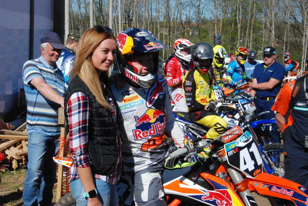 FOTO: Pauls Jonass pirms Ķeguma triumfē Aizputē un dala autogrāfus