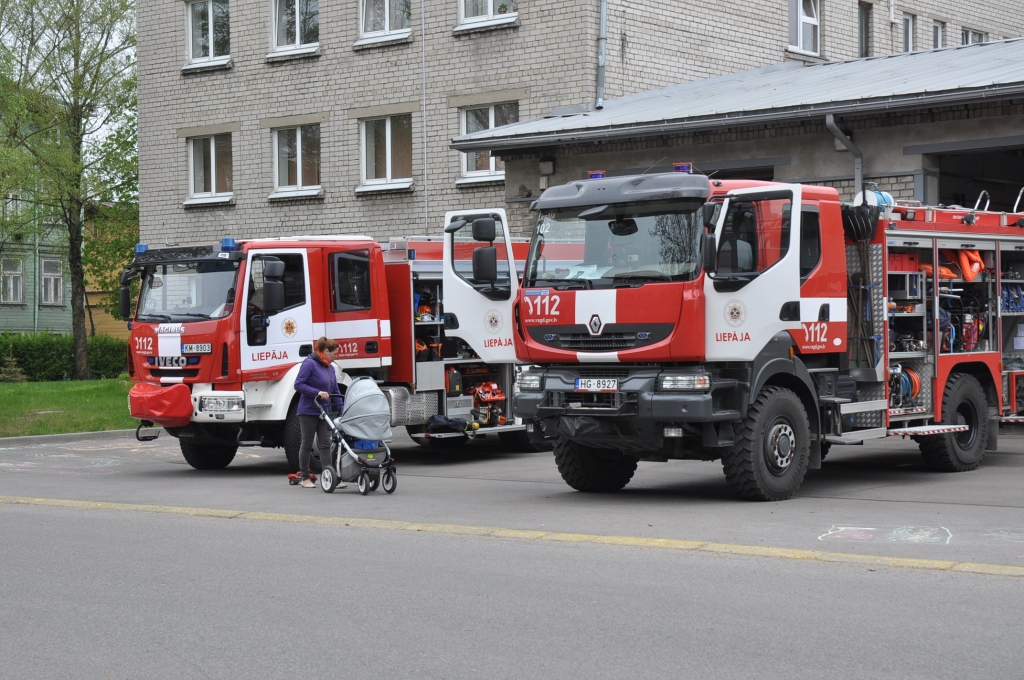 Liepājā no kādas ēkas, sadūmojuma dēļ, evakuējušies 220 cilvēki