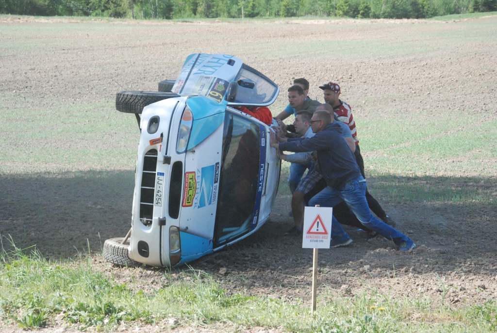 FOTO: Andra Putniņa ekipāžas avārija rallijā "Rally Talsi 2018"