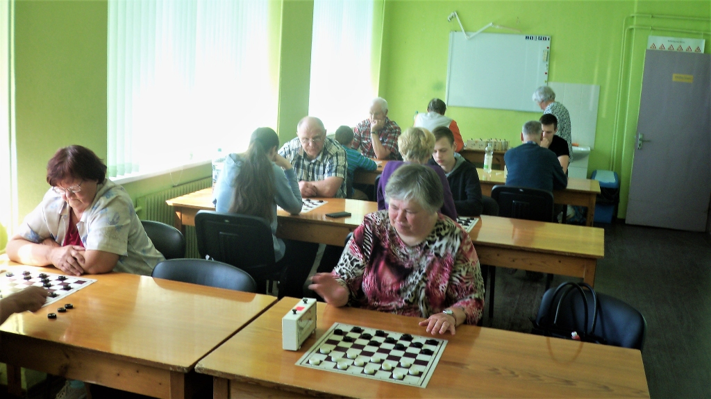 FOTO: Aizputē sacenšas Ulda Stieres piemiņas turnīrā dambretē