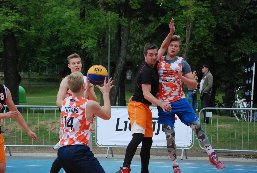 FOTO: 11 komandas piedalās jaunā turnīra "Liepāja 3x3" pirmajā posmā