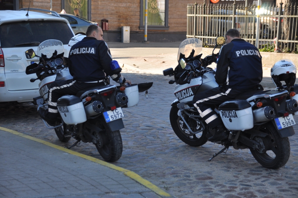Ar policijas palīdzību atrod klaiņojošus un iereibušus brāļus