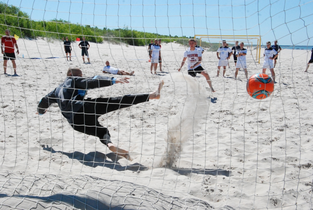 FOTO: Liepājā uzsāk cīņu par Kurzemes čempiona titulu pludmales futbolā