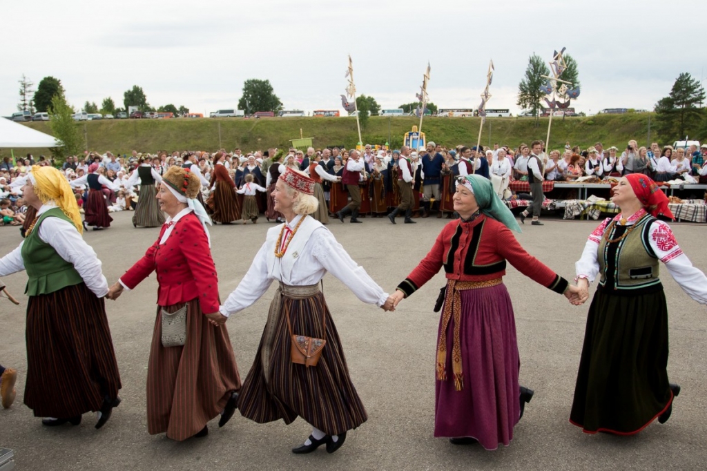 Folkloras kopa ''Atštaukas'' ielīgos Jāņus vairākās Latvijas pilsētās