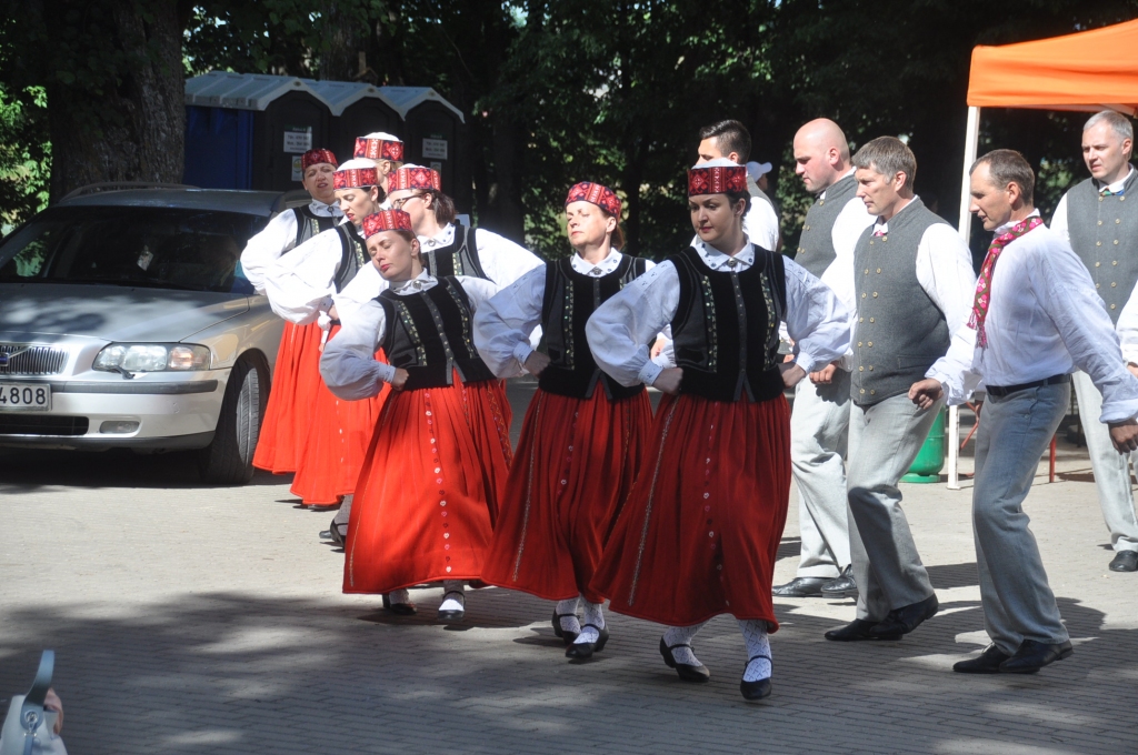 Vērgalē izloka kājas simt deju ritmos