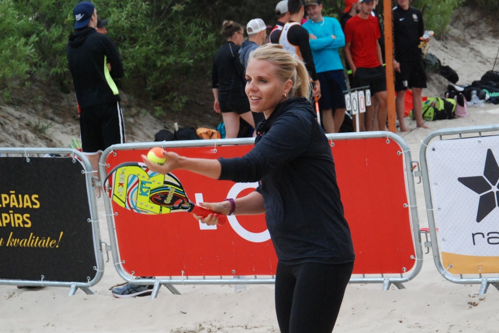 FOTO: Liepājas pludmalē noskaidro uzvarētājus pludmales tenisa pirmajā posmā