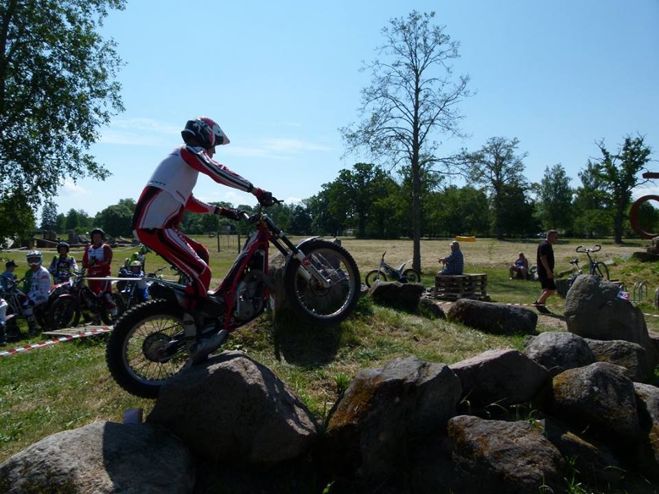 FOTO: Grobiņas mototriālisti dominē Latvijas čempionāta pirmajā posmā