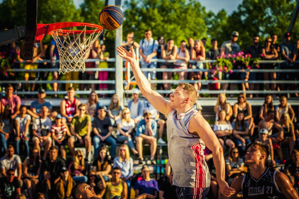 "Ghetto Basket" atklāšanas spēlē - Liepājas uzņēmēji, sportisti, aktieri un mūziķi