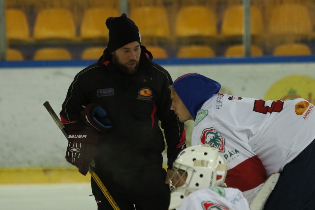 FOTO: Liepājā aizrit Gudļevska vārtsargu nometne