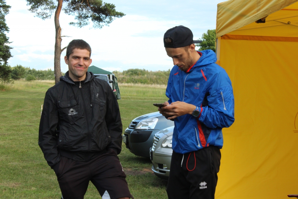 FOTO: Pieveic pirmo 6H MTB nakts braucienu "Gramzdas nakts zobrats"