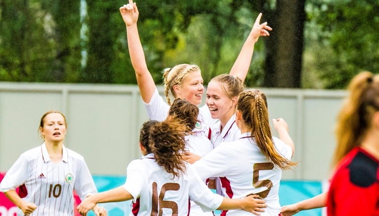 Latvijas U-19 izlase ar Karlīnu Miksoni priekšgalā triumfē Baltijas kausā