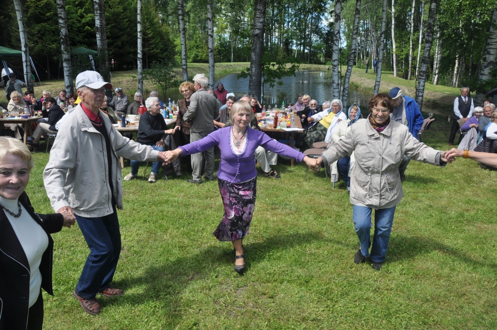 Seniori lustēsies zaļumballē 