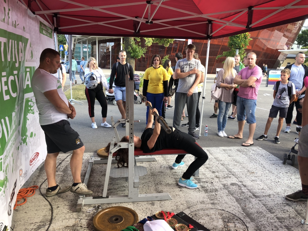 "Latvijas Spēcīgākās pilsētas" Liepājas posmā izvēršas aizraujošas sacīkstes individuālajā vērtējumā