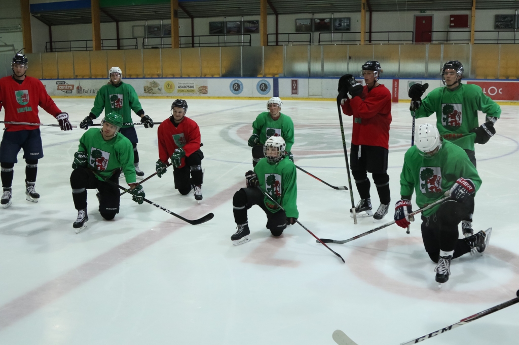 FOTO: Liepājas ledus laukumu izmanto hokejisti – liepājnieki