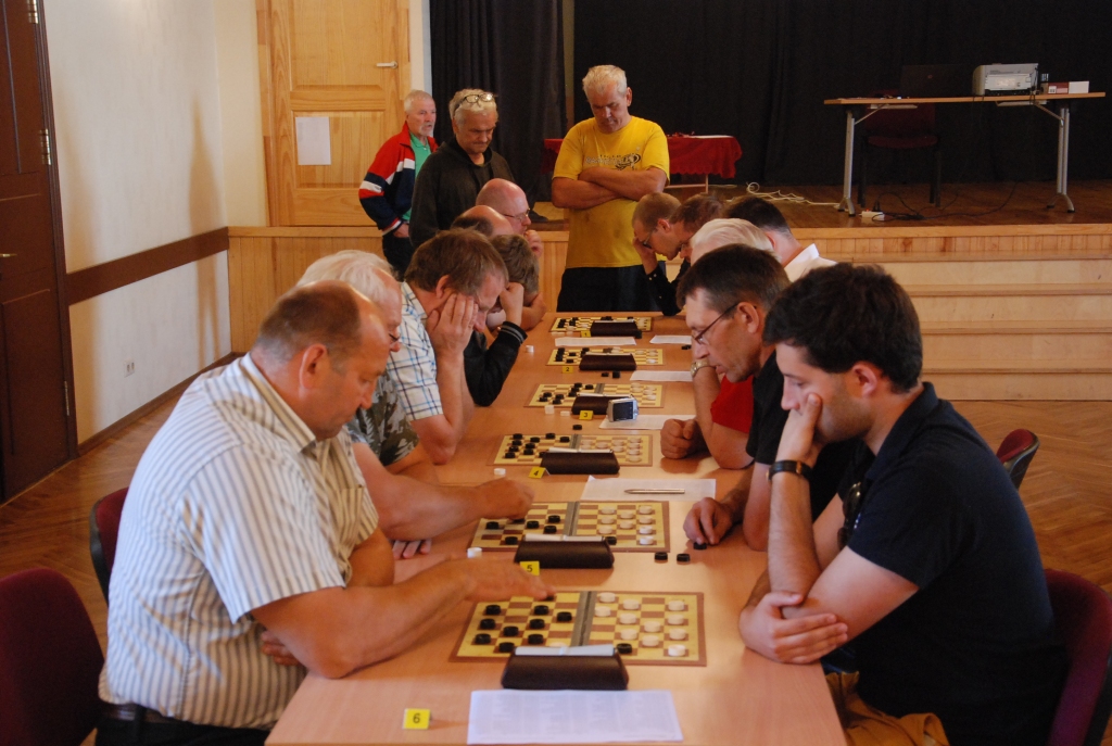 FOTO: Edgara Štāla balvu izcīņa Dunalkā pulcē Baltijas dambretes zvaigznes