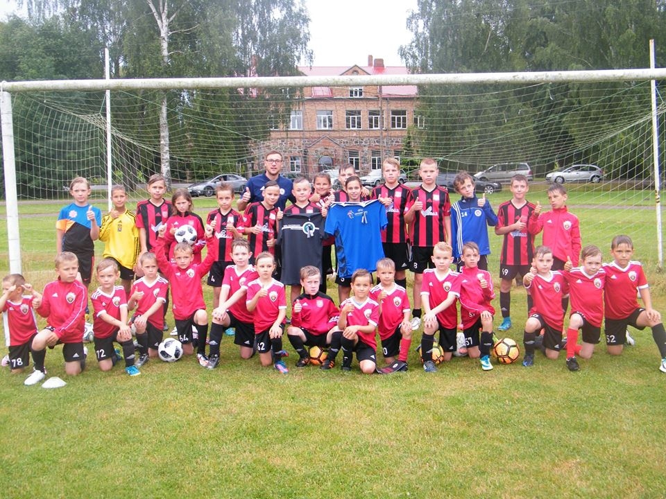 "Nīcas" jaunie futbolisti saņem dāvanas