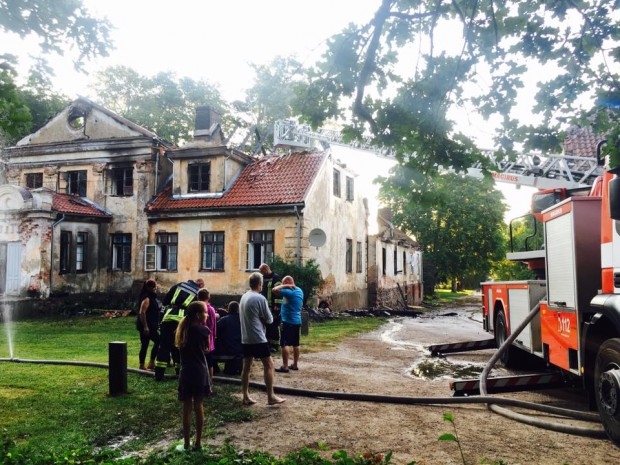 Ventspils novadā nodegusi Popes muižas pārvaldnieka ēka