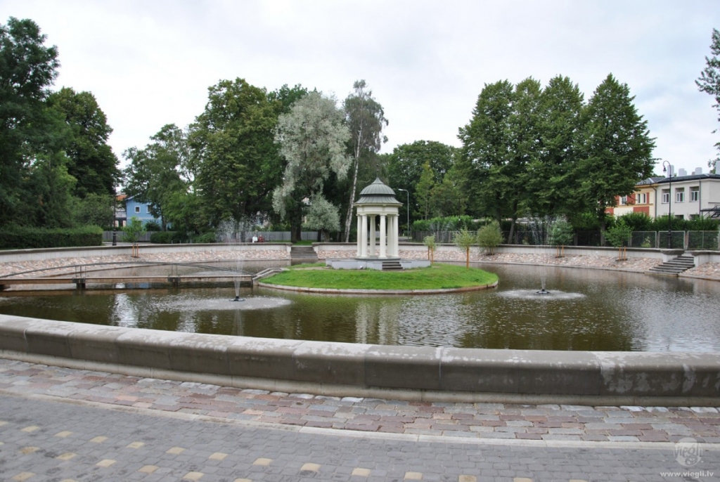 Pie Gulbju dīķa uzstāsies ansamblis "Zusammensein"