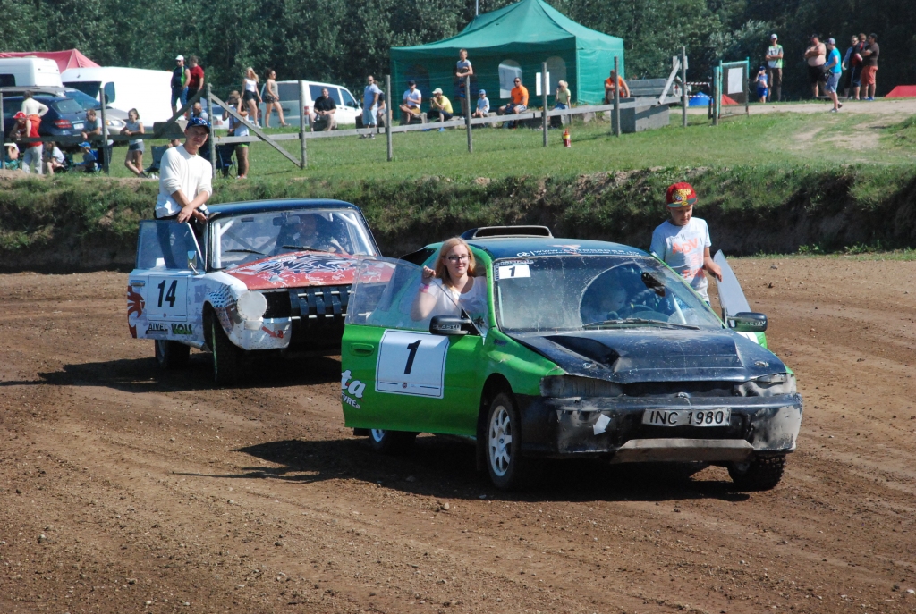 FOTO: Latvijas autokrosa čempionāta atklāšanas parāde Vecpilī