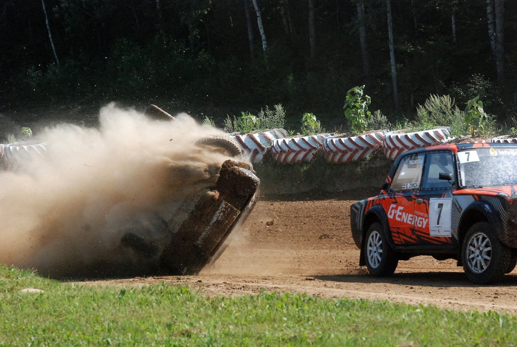 FOTO: Jānis Linde Latvijas čempionātā iespaidīgi avarē Vecpils autotrasē