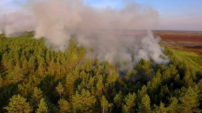 Valdgales ugunsgrēka dzēšanā vairs nav nepieciešama Baltkrievijas helikoptera palīdzība