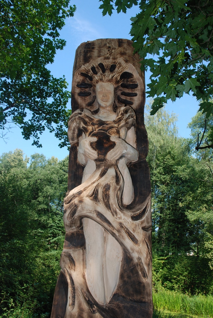 Cīravu apdzīvos oša skulptūras