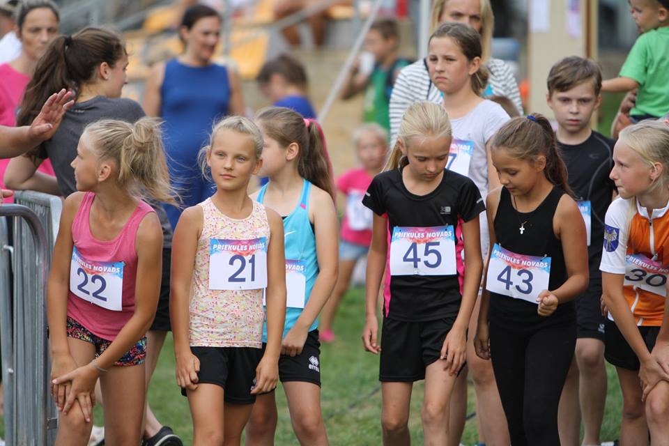 FOTO: Priekulē liela interese par skriešanas izaicinājumu "Vakara riksis"