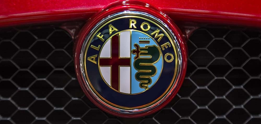Automašīnai "Alfa Romeo" ar ķieģeli izsit priekšējo stiklu