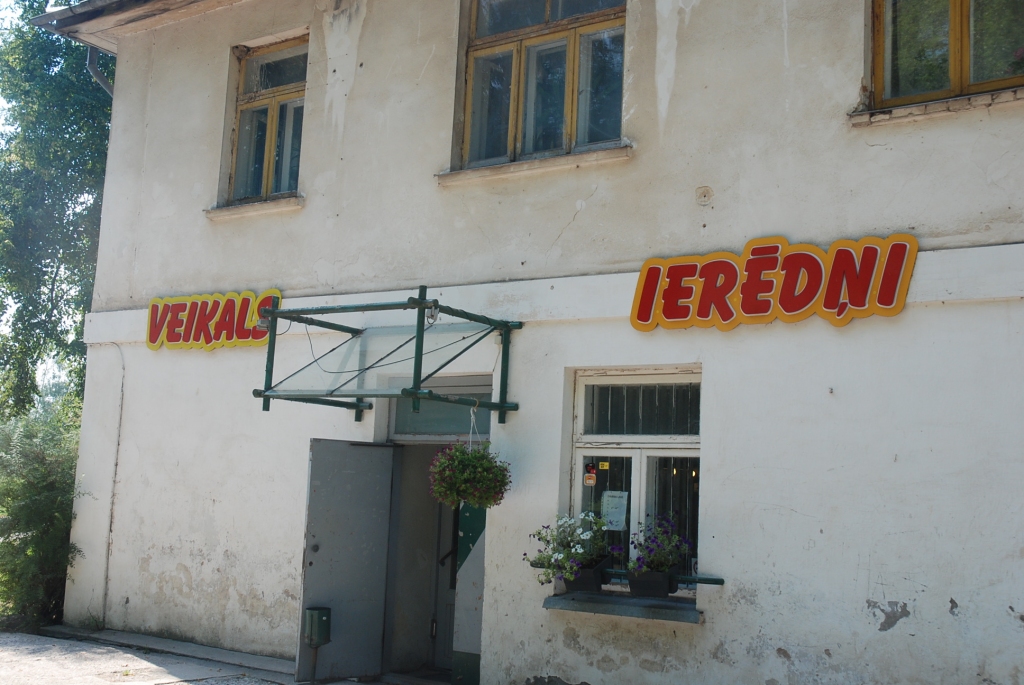 Sajusties kā ierēdnim, ieejot veikalā