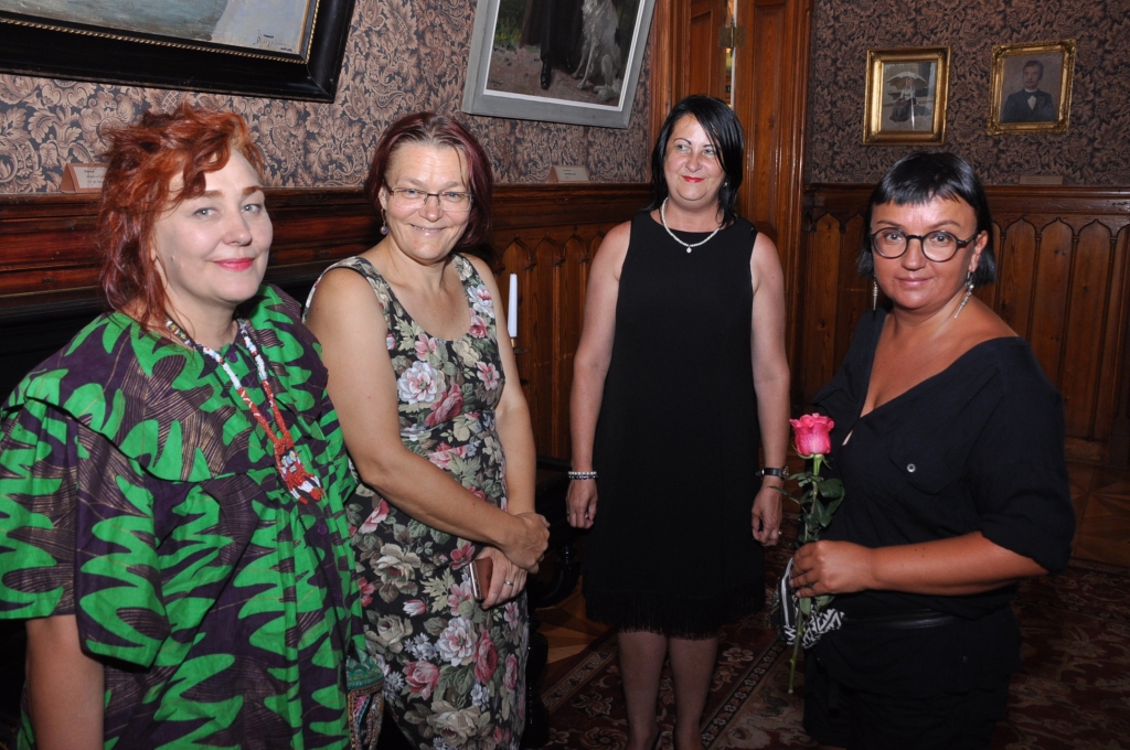 FOTO: Suitu sievas dzied gleznās