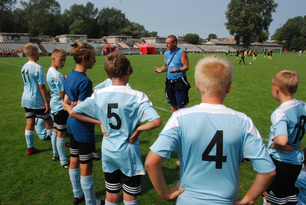 FOTO: Jaunie futbolisti Liepājā uzsāk cīņu par "Dobrecova kausu"