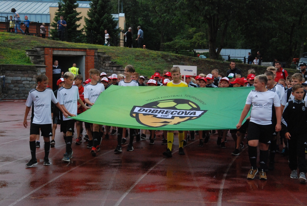 FOTO: "Dobrecova kausu" svinīgi atklāj pirms Latvijas un Krievijas leģendu spēlēs