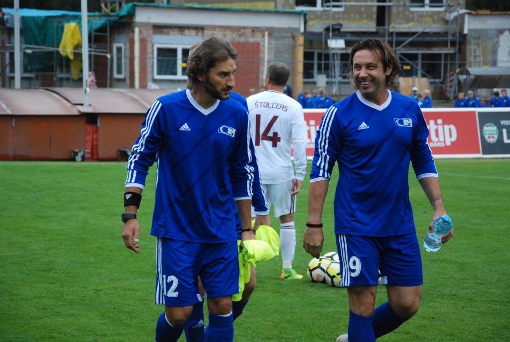 FOTO: Liepājā spēkojas Latvijas un Krievijas futbola leģendas