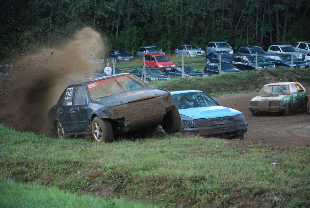 FOTO: Autosportistus Vecpils autotrasē pārsteidz pamatīga lietusgāze