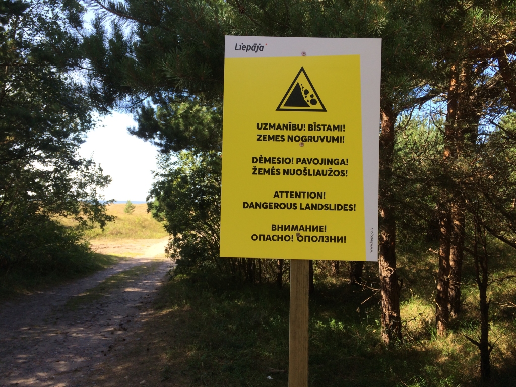 Zīmes pludmales zonā brīdina par  iespējamiem stāvkrasta nogruvumiem
