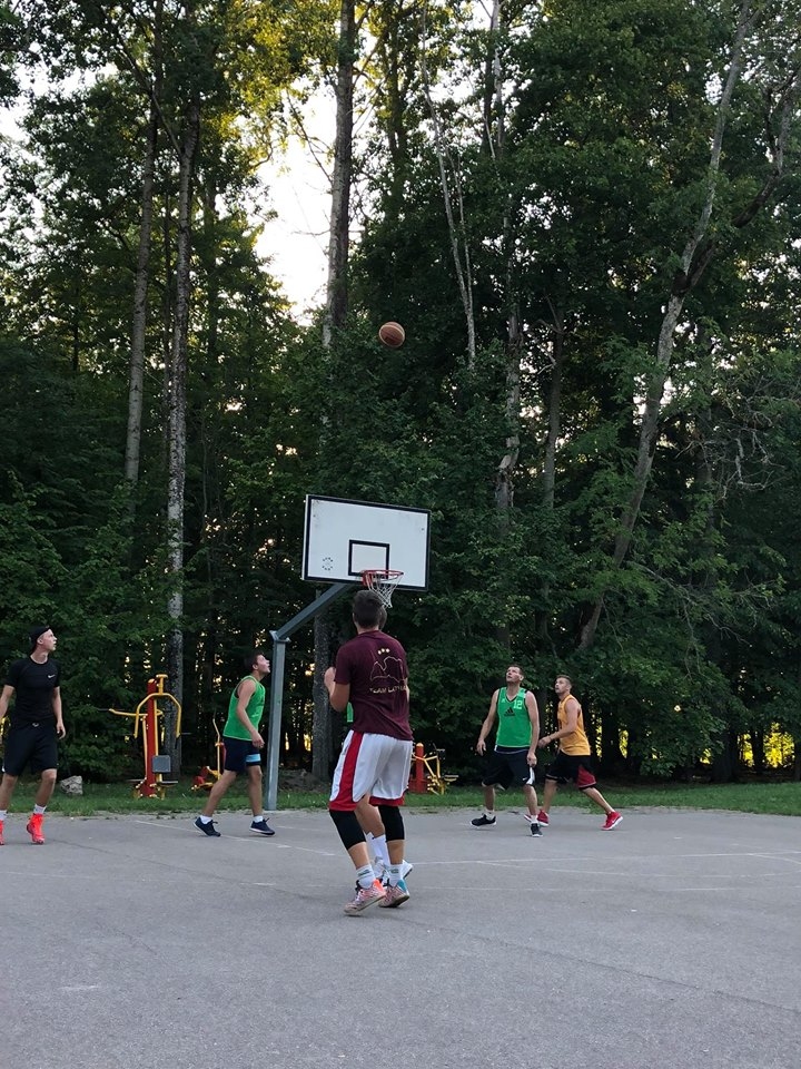 FOTO: "Peldētāji" uzvar strītbola turnīra "Gavieze 2018" otrajā posmā