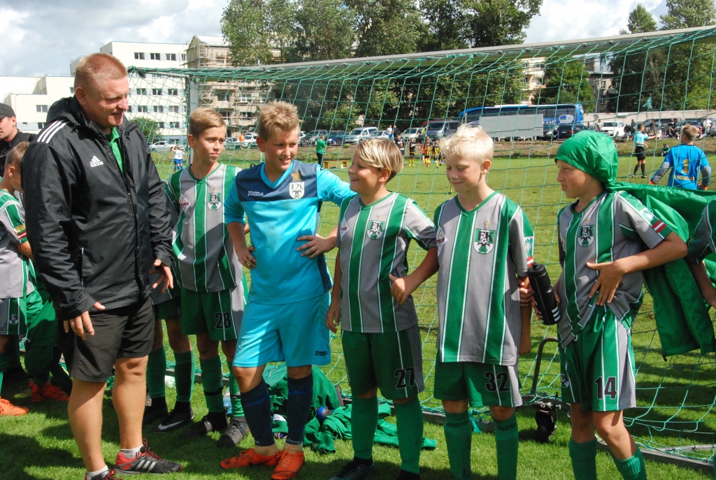 FOTO: Jaunie futbolisti Liepājā sadala "Dobrecova Cup" kausus