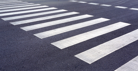 Motociklists Aizputē uz gājēju pārējais uzbrauc sievietei