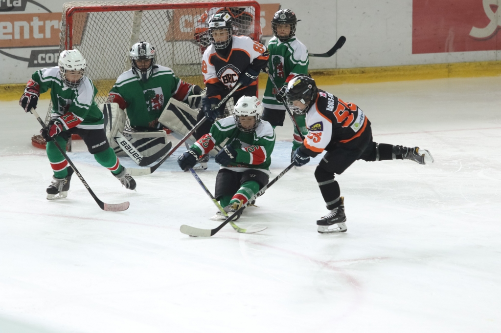 FOTO: Liepājas jaunie hokejisti izcīna trešo vietu "Amber Puck" turnīrā