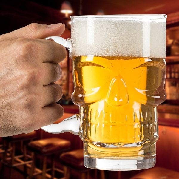 Liepājā naktī kafejnīcā iesit pa galvu ar alus kausu