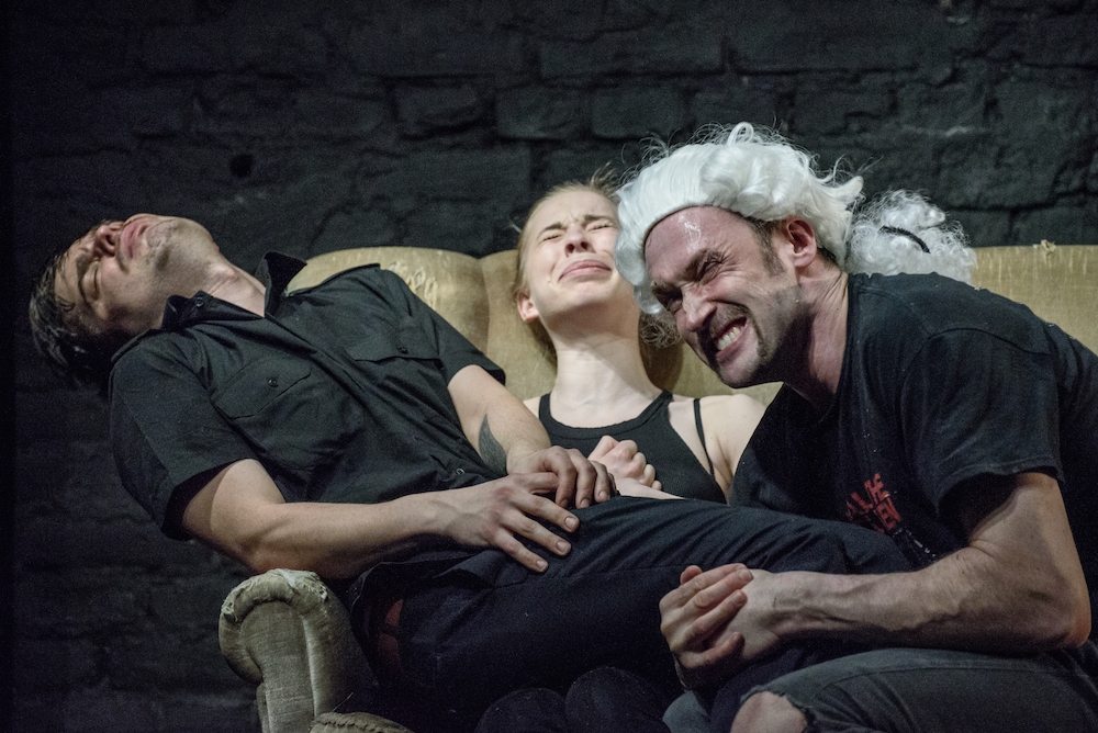 Durbē gaidāmas "Dirty Deal Teatro" viesizrādes